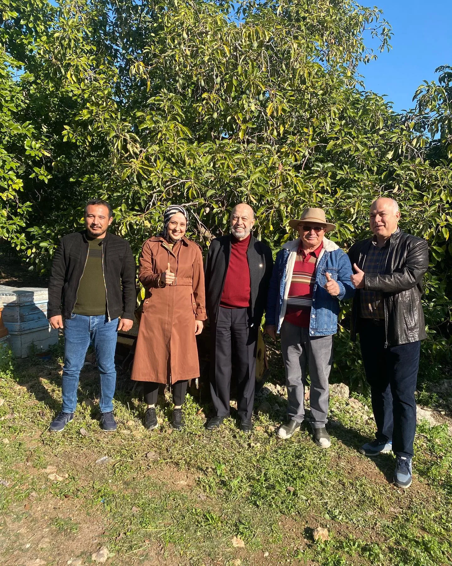 Avokado araştırması paylaşımında bahçede çekilen ikinci grup fotoğrafı