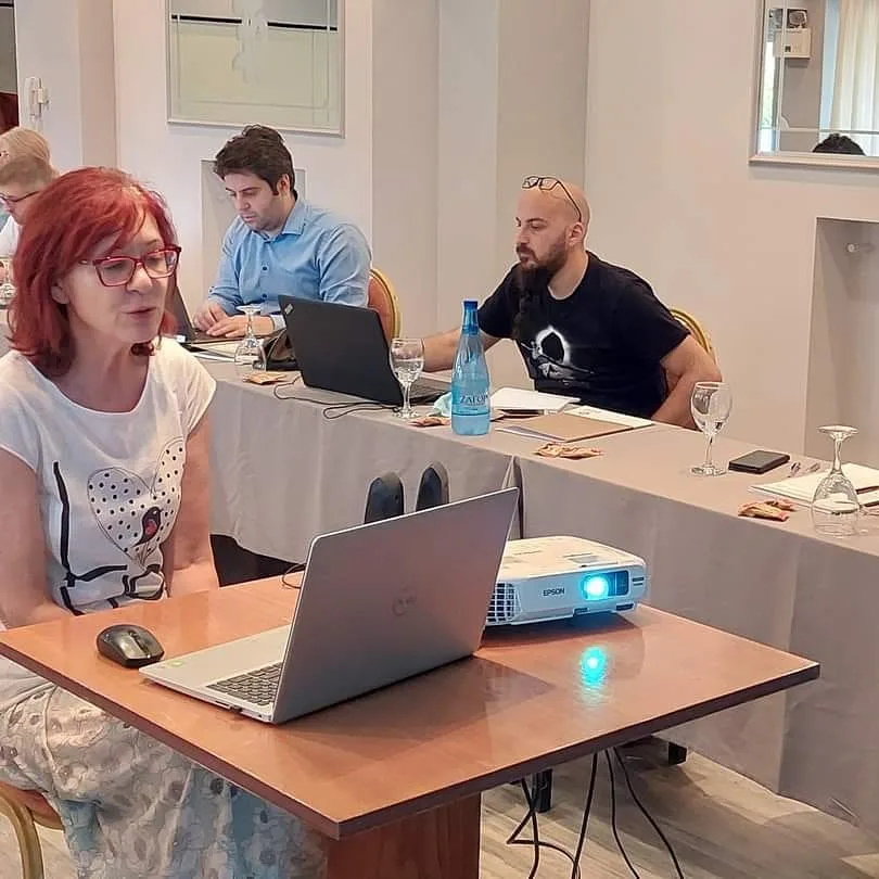 Biz4Fun’un Yunanistan’daki final toplantısında bilgisayarlarıyla masa etrafında çalışan katılımcılar