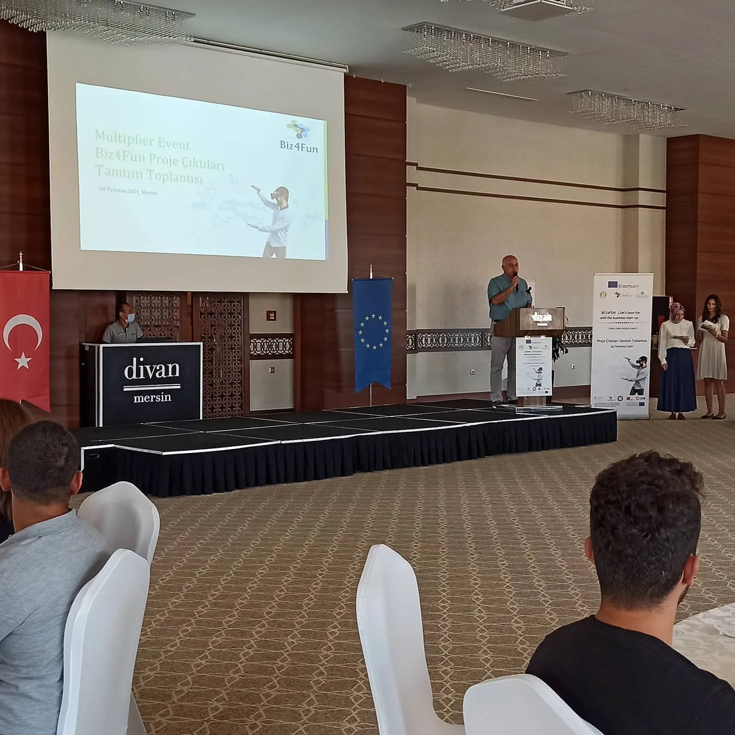 Mersin Divan Otelde Biz4Fun proje çıktıları tanıtım toplantısı sunumu ve sahnede konuşmacı