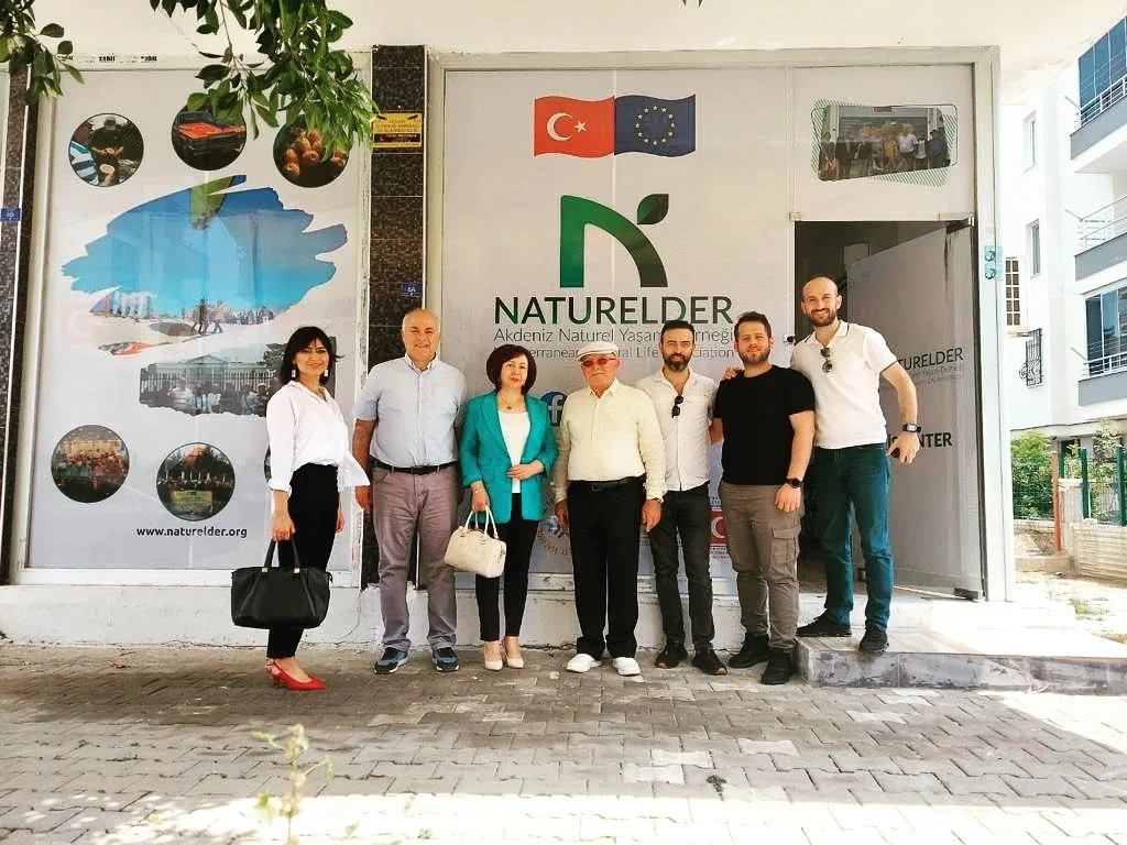 İl Sivil Toplumla İlişkiler Müdürlüğü ziyareti sırasında NATURELDER ofisi önünde bir araya gelen grup