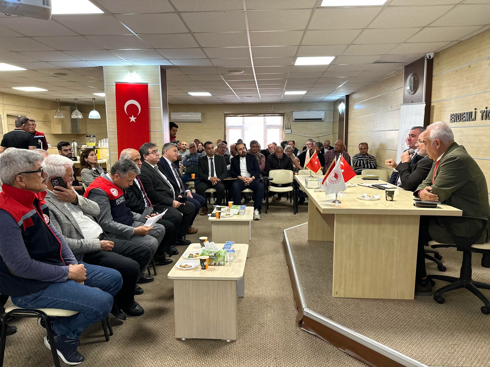 Erdemli'deki turunçgil bilgilendirme toplantısında konuşmayı dinleyen katılımcılar