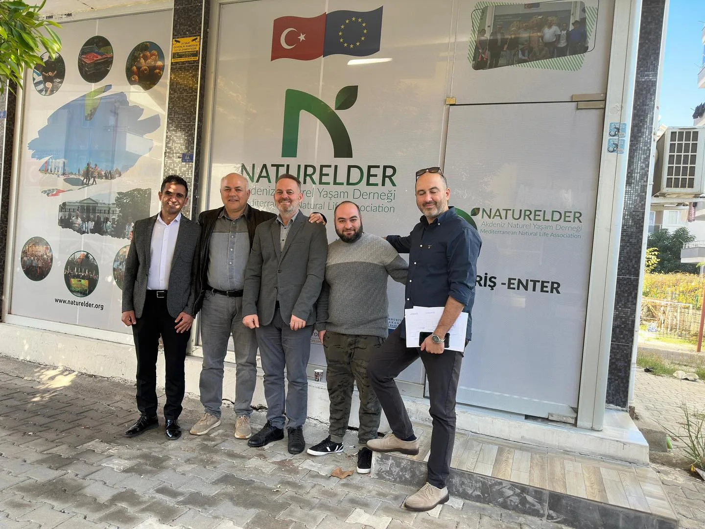 SEECO saha ziyareti sırasında NATURELDER binasının önünde bir araya gelen katılımcılar