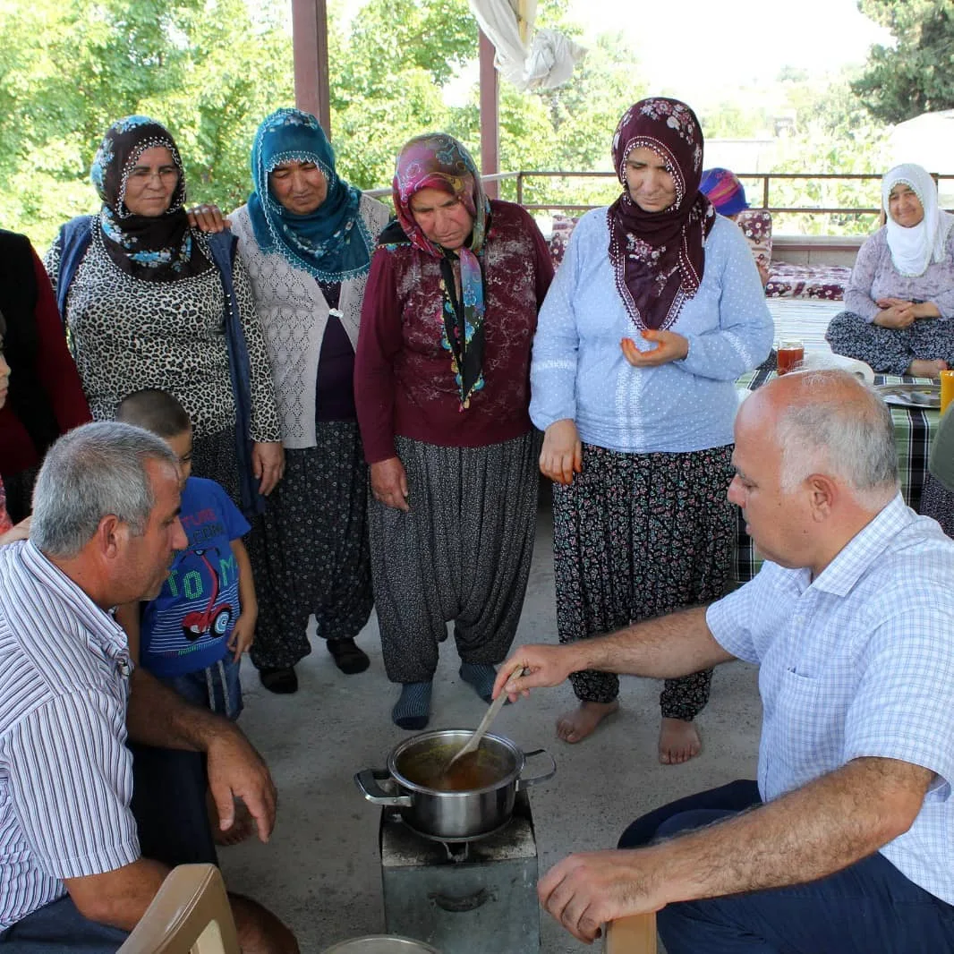 Kadın üreticilerin önünde tenceredeki Hint inciri tatlısının karıştırıldığı uygulama