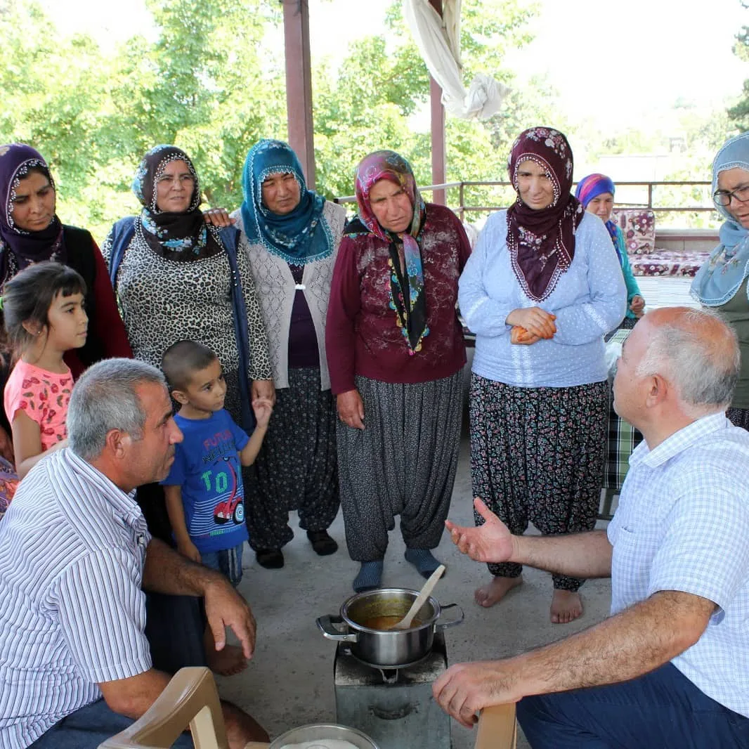 Taşobası’nda kadın üreticilerin, Hint inciri tatlısı hazırlanan tencerenin etrafında uygulamalı anlatımı izlemesi